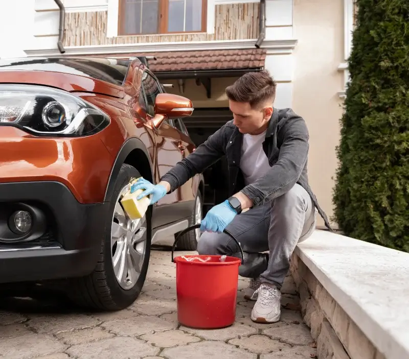 Lavage auto à domicile Sarroux - Saint Julien : professionnel intervenant sur un véhicule